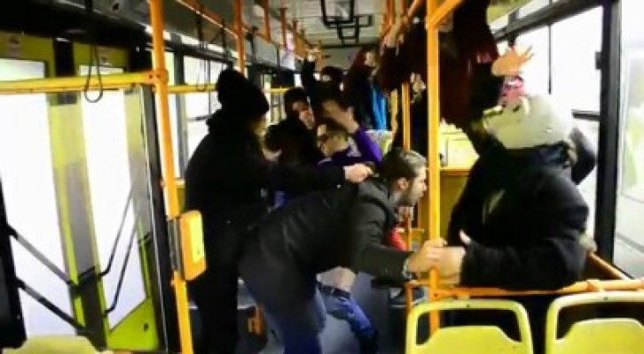 E incredibil ce s-a petrecut într-un autobuz RATC! Harlem Shake - video DEMENŢIAL